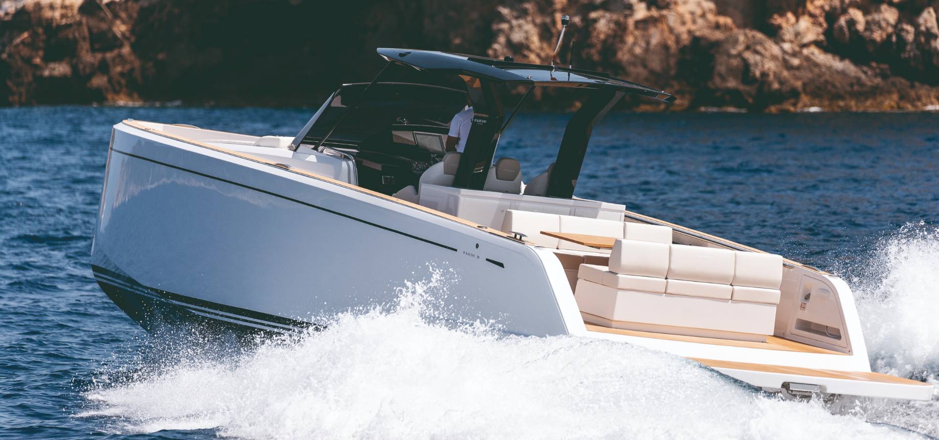 Lancha Pardo 38 navegando en Palma de Mallorca Baleares con Motyvel Yachts Barcelona y Baleares
