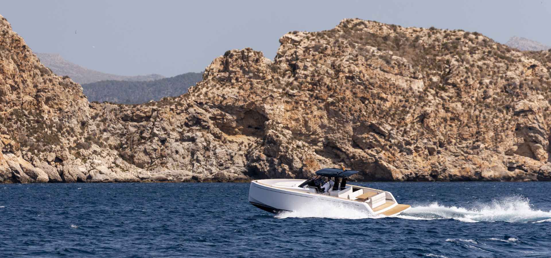 Lancha Pardo 38 navegando en Palma de Mallorca Baleares con Motyvel Yachts Barcelona y Baleares