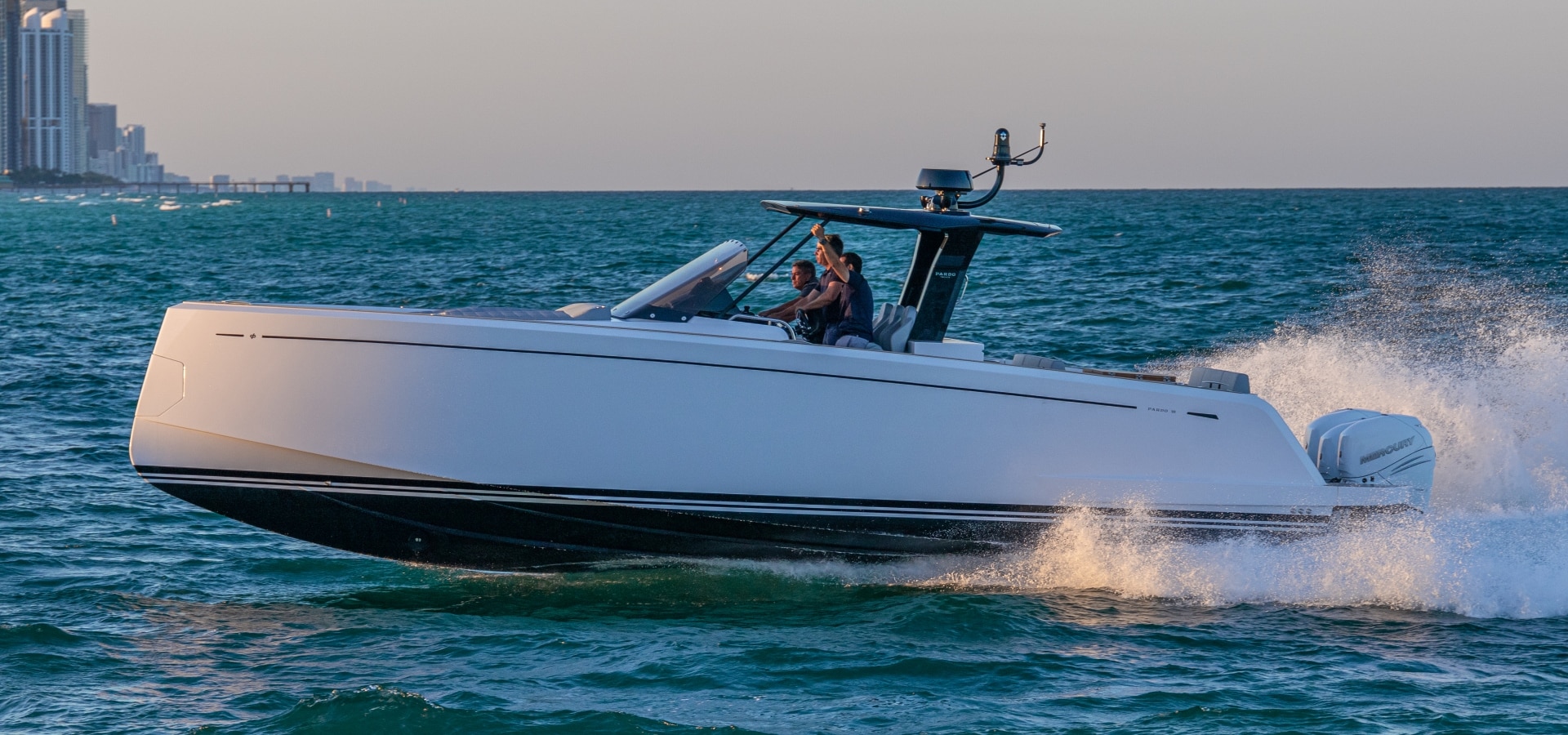 Lancha Pardo 38 fueraborda P38R navegando en Palma de Mallorca Baleares con Motyvel Yachts Barcelona y Baleares
