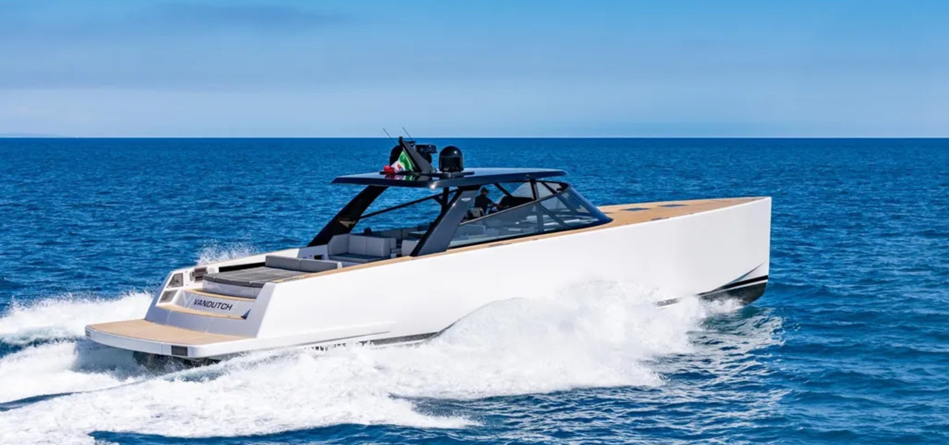 Superyate VanDutch 75 con Motyvel Yachts Barcelona y Baleares con cobertura a nivel nacional