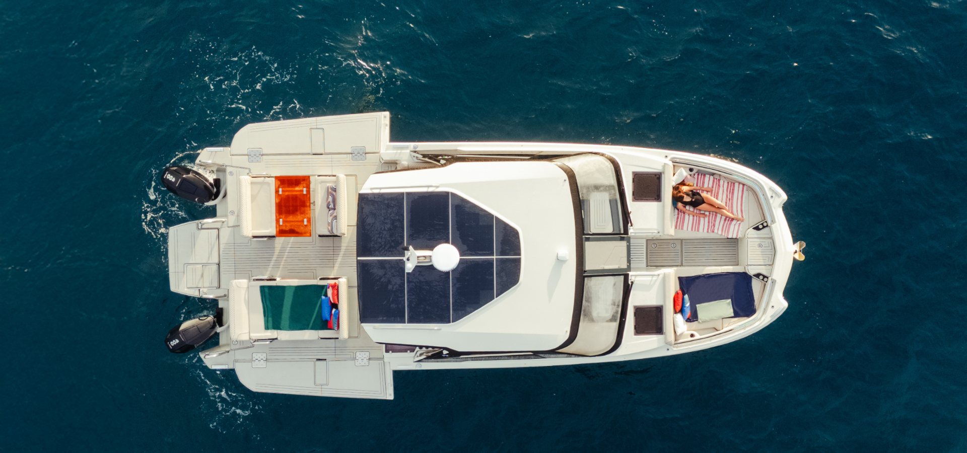 Catamarán a motor YOT 41 con Motyvel Yachts Barcelona y Baleares con cobertura a nivel nacional