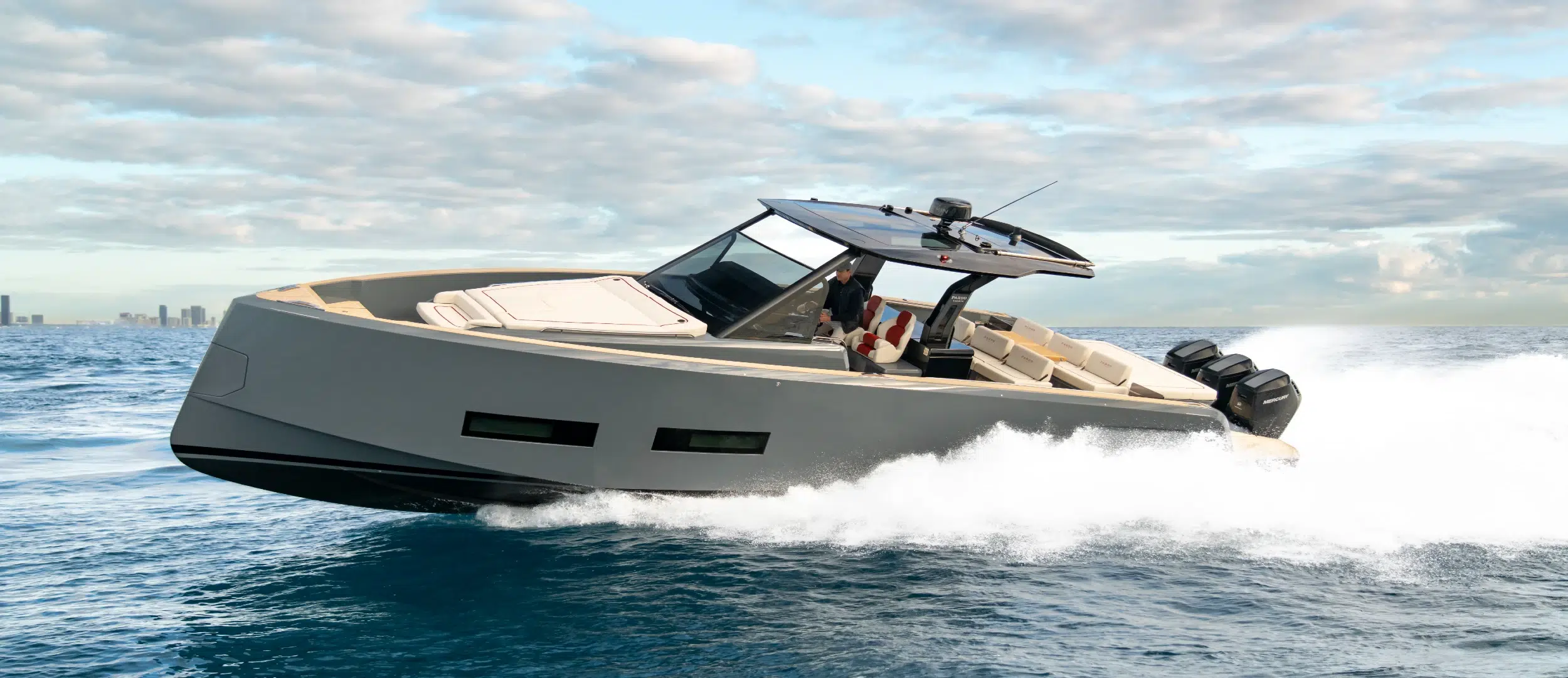Lancha Pardo 43R fueraborda con Motyvel Yachts Barcelona y Baleares con cobertura a nivel nacional